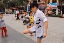 Chết mê xem gái xinh làm xiếc với trái bóng