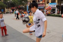 Chết mê xem gái xinh làm xiếc với trái bóng