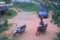 Ô tô mất lái hất tung người đàn ông đi xe máy