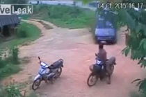 Ô tô mất lái hất tung người đàn ông đi xe máy