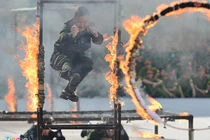 Mục kích sinh viên Cảnh sát VN phô diễn sức mạnh