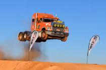 Thót tim màn trình diễn xe đầu kéo bay ngoạn mục