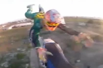 Kinh hoàng cảnh vận động viên mô tô bay rơi tự do