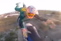 Kinh hoàng cảnh vận động viên mô tô bay rơi tự do