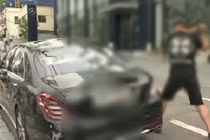 Xót xa màn dùng gậy golf đập phá xe Mercedes 9 tỷ 