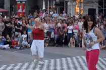 Cụ bà U70 nhảy hiphop, cướp sân khấu gây sốt mạng