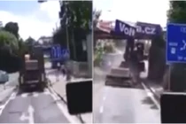 Giây phút kinh hoàng khi tài xế phá sập cầu vượt