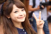 Hotgirl Chi Pu hát nhép cực hài dù chân bị thương