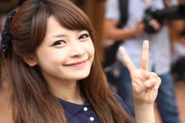 Hotgirl Chi Pu hát nhép cực hài dù chân bị thương