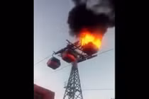 Va phải cột điện cao thế, cáp treo bốc cháy ngùn ngụt