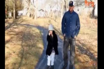 Vũ công cao 1m19 kiếm hàng ngàn USD mỗi tuần