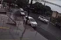 Xế hộp đâm hố ga bị hất tung như phim hành động