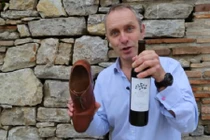 Độc đáo cách mở rượu vang không cần khui nắp