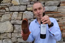 Độc đáo cách mở rượu vang không cần khui nắp