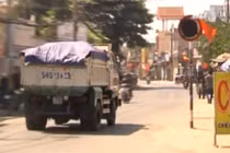 Bôi đen biển báo, xe quá tải lộng hành ở TP HCM