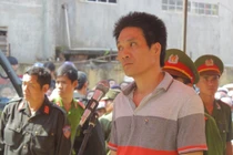 Chở vợ về nhà rồi quay lại hiếp, giết bé gái 13 tuổi