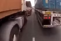 Dân chơi thích liều, làm xiếc giữa hai làn xe