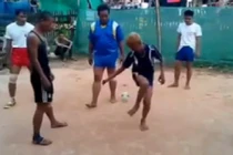 "Chết ngất" với màn đá cầu mây đường phố siêu đẳng