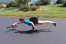 Trai trẻ nghịch dại biến mình thành cánh quạt máy bay