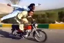 Trai trẻ làm xiếc, đánh cược số phận trên mô tô