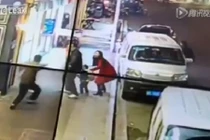 Trai trẻ phê thuốc, tấn công người đi bộ bằng kim tiêm