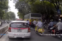 Cảm động clip tài xế taxi đưa cụ già sang đường