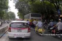 Cảm động clip tài xế taxi đưa cụ già sang đường