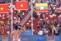 Màn chào cờ ấn tượng của VĐV nhảy cao Việt Nam