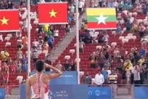 Màn chào cờ ấn tượng của VĐV nhảy cao Việt Nam