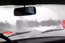 Khó chịu xem trai trẻ nghịch dại với gạt mưa ô tô