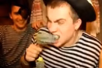 Trai trẻ chơi ngông ăn cả cây xương rồng đầy gai