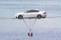 Đứng tim xem siêu xe đi trên dây