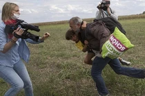 Phẫn nộ với nữ quay phim ngáng chân người tị nạn