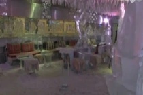 Lạnh toát người vào quán cà phê băng giữa sa mạc