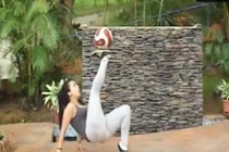 Gái xinh phô diễn kỹ thuật tâng bóng đỉnh cao