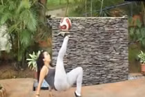 Gái xinh phô diễn kỹ thuật tâng bóng đỉnh cao