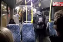 Côn đồ hành hung dã man hành khách trên xe buýt 