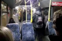 Côn đồ hành hung dã man hành khách trên xe buýt 