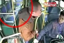 Thanh niên đầu trọc tát bôm bốp tài xế xe buýt