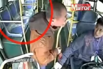 Thanh niên đầu trọc tát bôm bốp tài xế xe buýt