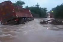 Kinh hoàng cảnh xe tải bị nước lũ cuốn trôi