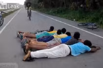 Bốc đầu xe đạp qua 7 người và cái kết nhớ đời