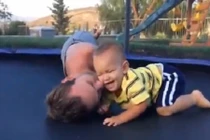 Xem Nick Vujicic vui đùa cùng con trai cực đáng yêu