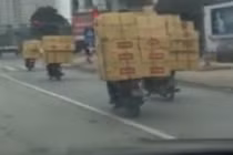 Kiểu chở hàng không giống ai của người Việt