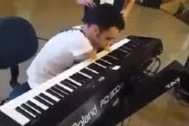 Nể chàng trai chơi piano bằng... cằm tuyệt hay