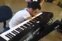 Nể chàng trai chơi piano bằng... cằm tuyệt hay