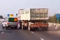 Hai ô tô biến đường quốc lộ thành rạp xiếc