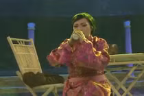 Phương Thanh uống thuốc tự tử trên sân khấu hài kịch