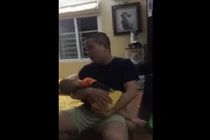 Phát sốt clip bố hát chế "Bèo dạt mây" trôi ru con