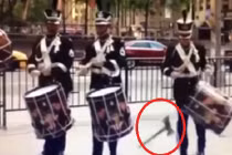 Rùng mình với trò chơi ném rìu suýt lấy mạng nhạc công